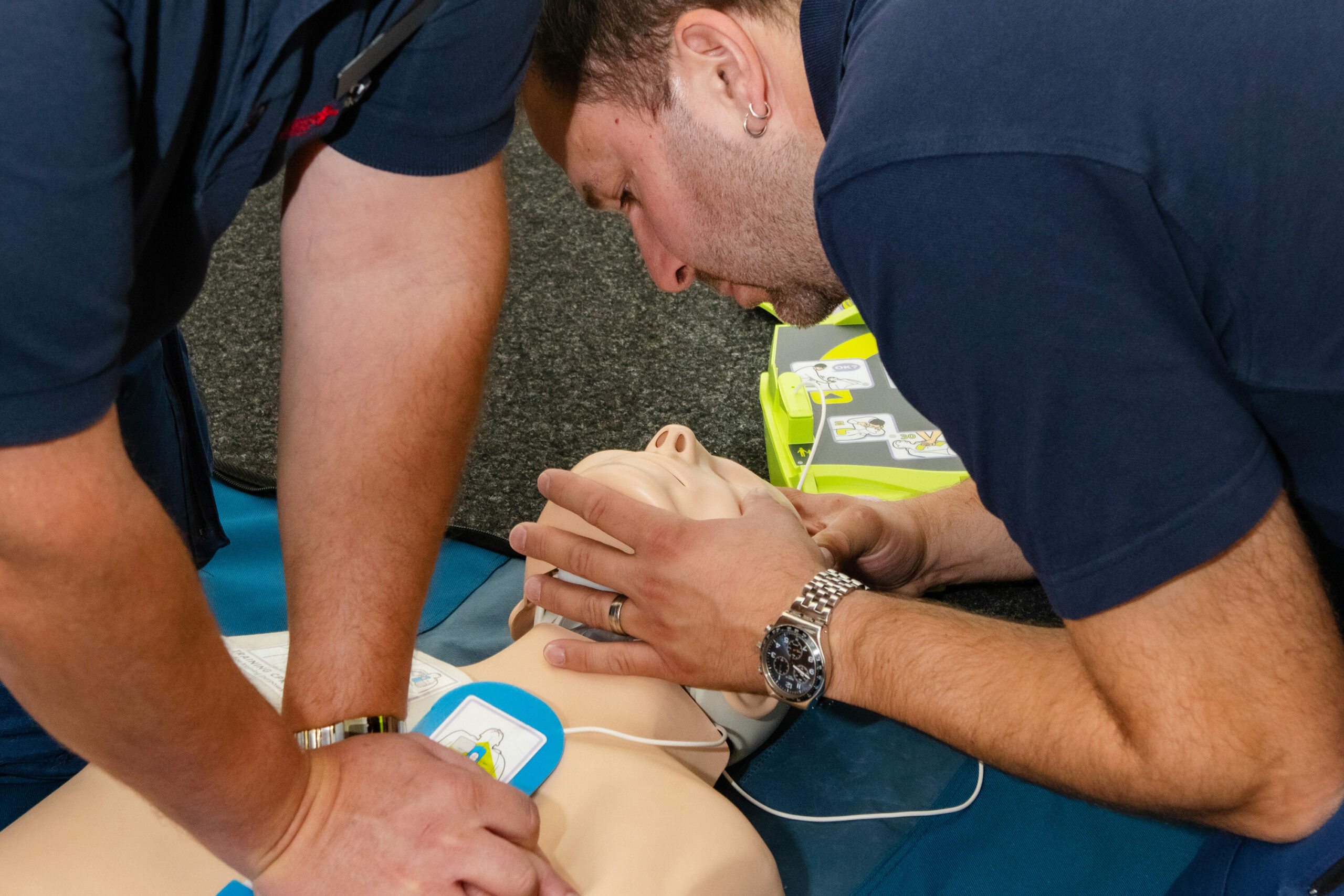 Samariter Mettmenstetten: Üben der Beatmung und Herzdruckmassage während eines BLS-AED-Trainings